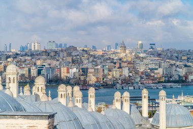 İstanbul, Türkiye - 17 Şubat 2021 - Karla kaplı Altın Boynuz nehrinin güzel panoramik manzarası, Boğaz, Galata ve Galata Kulesi Süleyman Camii 'nden görülen alan
