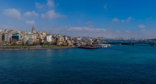 İstanbul, Türkiye - 17 Şubat 2021 - Altın Boynuz Nehri 'nin güzel panoramik manzarası ve arka planda Boğaz ve Asya tarafının yer aldığı Galata bölgesi