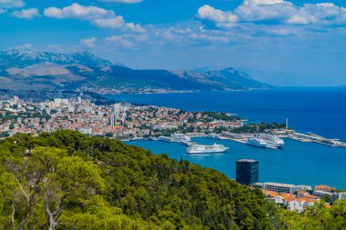 Split, Hırvatistan - 8 Temmuz 2020 - Dalmaçya 'nın Split kentinin güzel panoramik manzarası Marjan Orman Parkı' ndan görülebilen limanı
