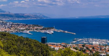 Split, Hırvatistan - 8 Temmuz 2020 - Marjan Orman Parkı 'ndan görülen limanla Dalmaçya' nın Split kentinin yatay panoramik manzarası