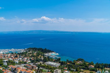 Hırvatistan 'ın Split kenti - 8 Temmuz 2020 - Marjan Orman Parkı' ndan görülen liman ve umumi yüzme havuzuyla Dalmaçya kıyılarının yatay panoramik manzarası
