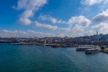İstanbul, Türkiye - 17 Şubat 2021 - sisli bir günde Ayasofya Camii ile Eminonu ve Fatih bölgeleri ile Haliç Nehri 'nin panoramik manzarası
