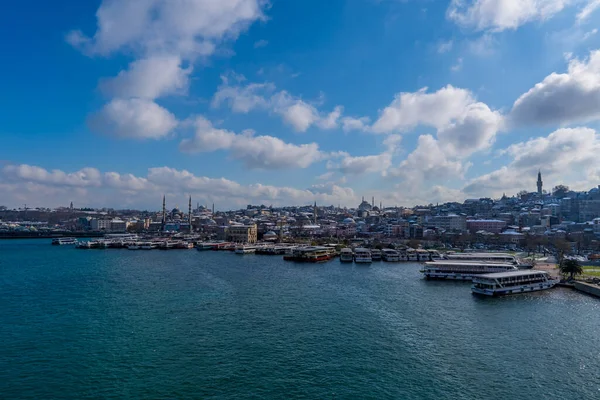 İstanbul, Türkiye - 17 Şubat 2021 - sisli bir günde Ayasofya Camii ile Eminonu ve Fatih bölgeleri ile Haliç Nehri 'nin panoramik manzarası