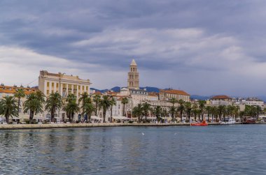 Split, Hırvatistan - 10 Temmuz 2020 - Arka planda Split Katedrali ve Roma binalarıyla Split gezinti alanının panoramik görüntüsü