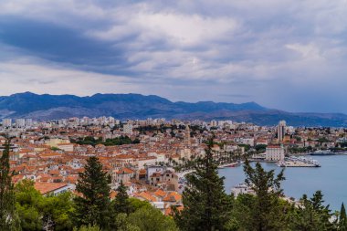 Split, Hırvatistan - 10 Temmuz 2020 - Marjan Orman Parkı tepesinden görülen Dalmaçya 'nın Split kentinin panoramik manzarası