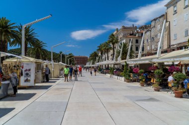 Split, Hırvatistan - 10 Temmuz 2020 - Split liman sahasında yürüyen insanlar