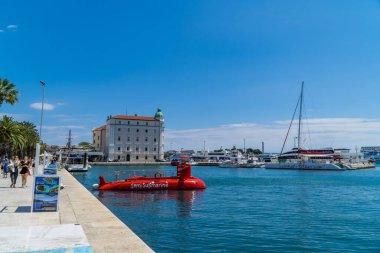 Split, Hırvatistan - 10 Temmuz 2020 - Split limanında yarı deniz altı turizm teknesi