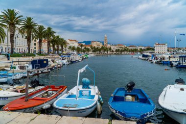 Split, Hırvatistan - 10 Temmuz 2020 - Split limanında küçük balıkçı tekneleri ve arka planda Split gezinti güvertesindeki ortaçağ rıhtım binaları