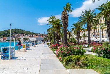 Split, Hırvatistan - 10 Temmuz 2020 - Split 'in turist ve turistlerle dolu liman gezisi