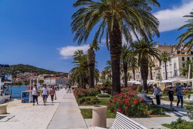 Split, Hırvatistan - 10 Temmuz 2020 - Split liman sahasında turistler