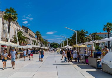 Split, Hırvatistan - 10 Temmuz 2020 - Dalmaçya 'nın Split kentindeki liman gezisinde yürüyen turistler