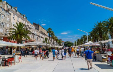Split, Hırvatistan - 10 Temmuz 2020 - Dalmaçya 'nın Split kentindeki liman gezisinde turistler