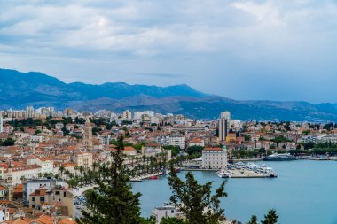 Split, Hırvatistan - 12 Temmuz 2020 - Marjan Orman Parkı 'ndan eski Split, Dalmaçya ve liman manzarası