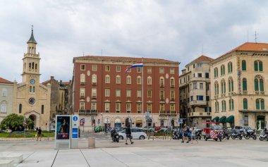 Split, Hırvatistan - 12 Temmuz 2020 - Eski Dalmaçya 'nın Split kentindeki antik ortaçağ binaları ve kilisesi