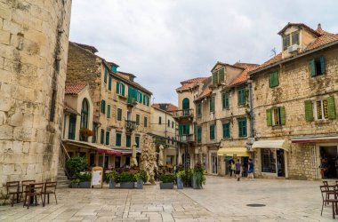 Split, Hırvatistan - 12 Temmuz 2020 - Eski kentte teraslar, turistler