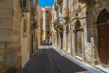 Syracusa, İtalya - 26 Temmuz 2020 - Syracusa, Sicilya, İtalya 'da geleneksel ortaçağ taş evleri olan bir sokak