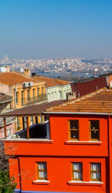 Balat, İstanbul, Türkiye - 23 Şubat 2021 - İstanbul 'un Balat kentindeki geleneksel evlerin dikey görünümü