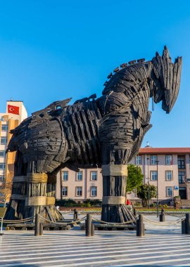 Çanakkale, Türkiye - 1 Mart 2021 - 2004 filminden kalma Truva Atı filmi Türkiye 'nin batısındaki Çanakkale' nin merkezinde sergileniyor