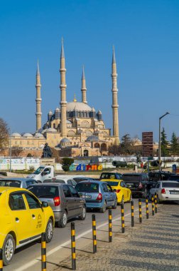 Edirne, Türkiye - 26 Şubat 2021 - Arabaların dikey sokak fotoğrafçılığı ve Osmanlı Selimiye Camii