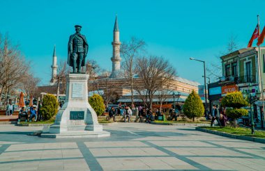 Edirne, Türkiye - 26 Şubat 2021 - panoramik sokak fotoğrafçılığı, Atatürk anıtı ve Eski Cami