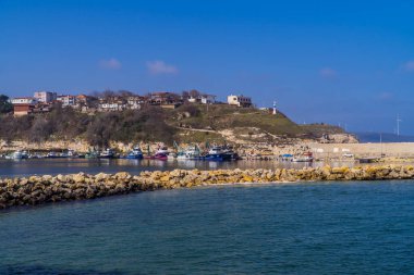 Kiyikoy, Türkiye - 25 Şubat 2021 - Türkiye 'nin kuzeybatısındaki Karadeniz kıyısındaki Kiyikoy kentindeki balıkçı tekneleri ve evlerin panoramik manzarası