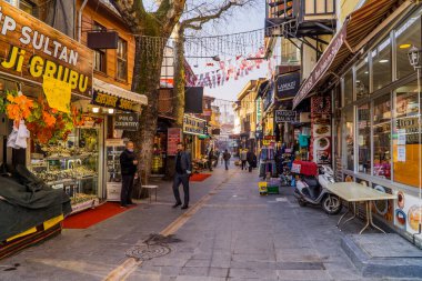 Balat, İstanbul, Türkiye - 23 Şubat 2021 - Balat Mahallesi 'nde tipik evler, insanlar ve dükkanlar