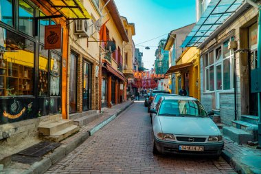 Balat, İstanbul, Türkiye - 23 Şubat 2021 - Balat Mahallesi 'nde eski bir Opel araba, dükkan ve evin sokak fotoğrafçılığı