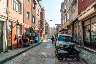 Balat, İstanbul, Türkiye - 23 Şubat 2021 - Balat Mahallesindeki araba, dükkan ve evlerin sokak fotoğrafçılığı