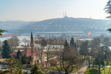İstanbul, Türkiye - 23 Şubat 2021 - Eyüp Sultan Mezarlığı 'ndan sisli bir günde Haliç nehrinin panoramik manzarası