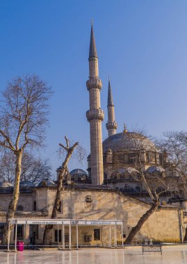 İstanbul, Türkiye - 23 Şubat 2021 - Eyüp Sultan Camii 'nin dikey görünümü