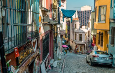 Balat, İstanbul, Türkiye - 23 Şubat 2021 - Balat 'ta geleneksel evleri ve arabaları olan ünlü bir cadde