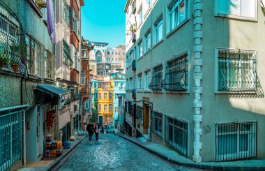 Balat, İstanbul, Türkiye - 23 Şubat 2021 - Geleneksel renkli evlere sahip tarihi Balat bölgesinde ünlü bir sokakta turistlerin sokak fotoğrafçılığı