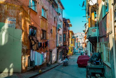 Balat, İstanbul, Türkiye - 23 Şubat 2021 - tarihi Balat mahallesindeki bir yerleşim yerinin sokak fotoğrafı