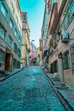 Balat, İstanbul, Türkiye - 23 Şubat 2021 - Tarihi Balat bölgesinde geleneksel renkli mimariye sahip bir sokağa dikey bakış