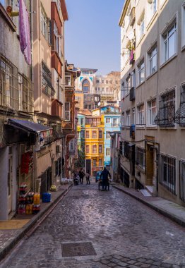 Balat, İstanbul, Türkiye - 23 Şubat 2021 - Geleneksel renkli evlere sahip tarihi Balat bölgesinde ünlü bir caddenin dikey sokak fotoğrafçılığı