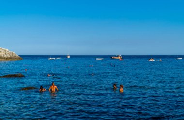 Taormina, İtalya - 25 Temmuz 2020 - Sicilya, Taormina 'daki Isola Bella plajında yüzücüler