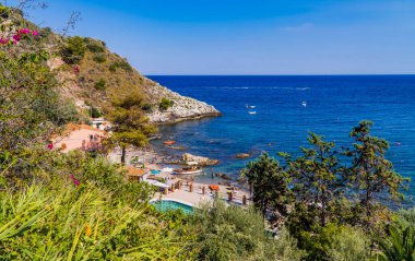 Taormina, İtalya - 25 Temmuz 2020 - Sicilya 'nın Taormina kentindeki Isola Bella plajı