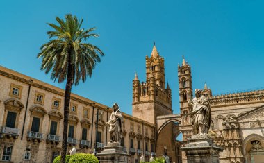 Palermo, Sicilya, İtalya 'daki güzel Arap Katedrali. Palmiye ağacıyla.