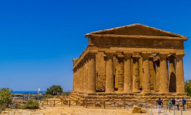 İtalya, Sicilya, Agrigento yakınlarındaki Tapınaklar Vadisi 'ndeki Yunan Konkordiya Tapınağı.