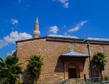 Bulgaristan 'ın Filibe kentindeki Osmanlı tarzı Dzhumaya Camii, mavi gökyüzüyle güneş ışığında