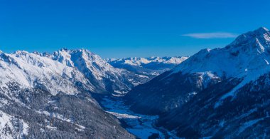 Avusturya 'nın Arlberg bölgesindeki St. Anton am Arlberg Vadisi.