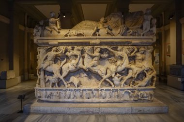 İstanbul, Türkiye - 23 Şubat 2021 - İstanbul Arkeoloji Müzesi içindeki antik Yunan lahiti