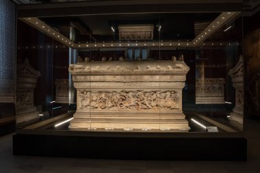 İstanbul, Türkiye - 23 Şubat 2021 - İstanbul Arkeoloji Müzesi 'nde İskender' in lahiti