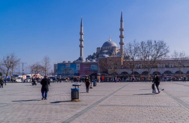 İstanbul, Türkiye - 23 Şubat 2021 - Eminonu Meydanı 'nda Rustem Pasa Camii ile sokak fotoğrafçılığı