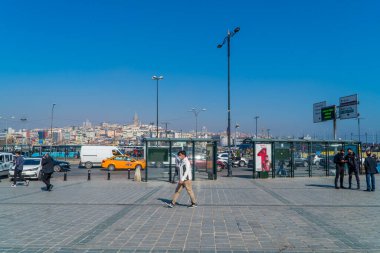 İstanbul, Türkiye - 23 Şubat 2021 - Eminonu 'da arka planda Galata ve Galata Kulesi' nin bulunduğu sokak fotoğrafçılığı