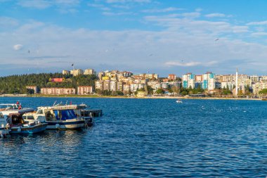 Çanakkale, Türkiye - 1 Mart 2021 - Çanakkale 'nin Çanakkale limanındaki binaların panoramik manzarası