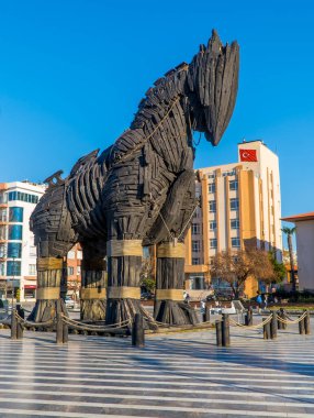 Türkiye 'nin Çanakkale kenti - 1 Mart 2021 - 2004 yapımı Truva Atı filminin dikey sokak manzarası Türkiye' nin batısındaki Çanakkale kentinde sergilenmektedir.