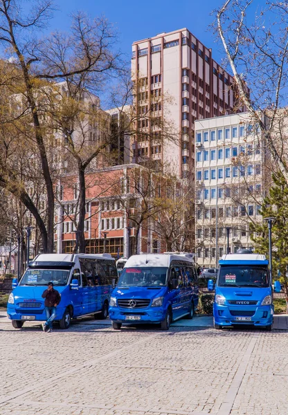 Ankara Turcja Marca 2021 Niebieskie Minibusy Centrum Ankary Budynkami Drzewami — Zdjęcie stockowe