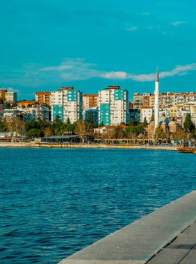 Çanakkale, Türkiye - 1 Mart 2021 - Türkiye 'nin Çanakkale kentinde bulunan Çanakkale kıyısındaki binalar ve bir cami dikey görünümü