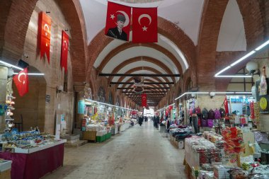 Edirne, Türkiye - 26 Şubat 2021 - Edirne, Batı Türkiye Çarşısı içinde dükkanlar, Türk bayrağı ve Atatürk posteri